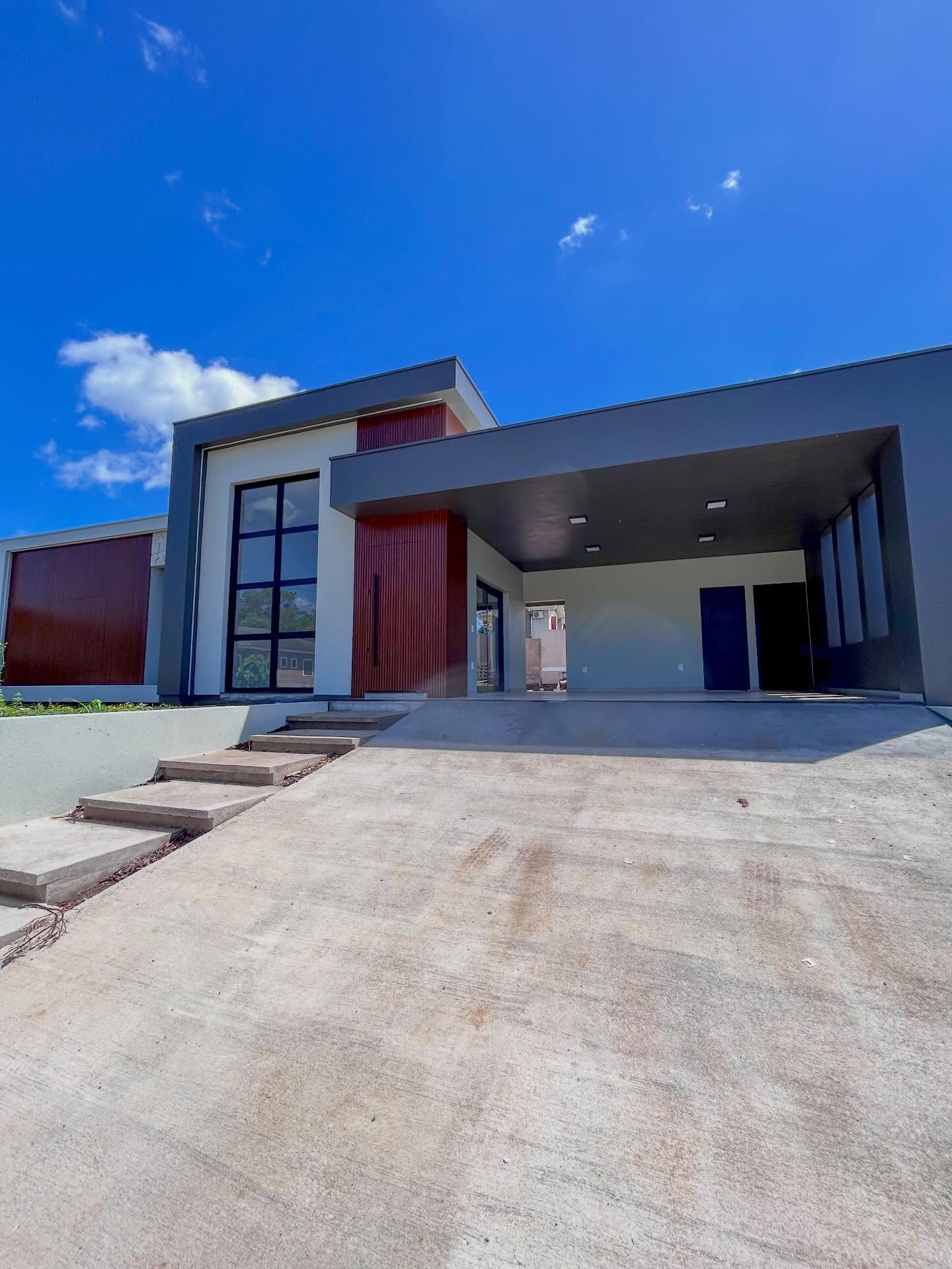 Casa moderna com fachada em tons escuros