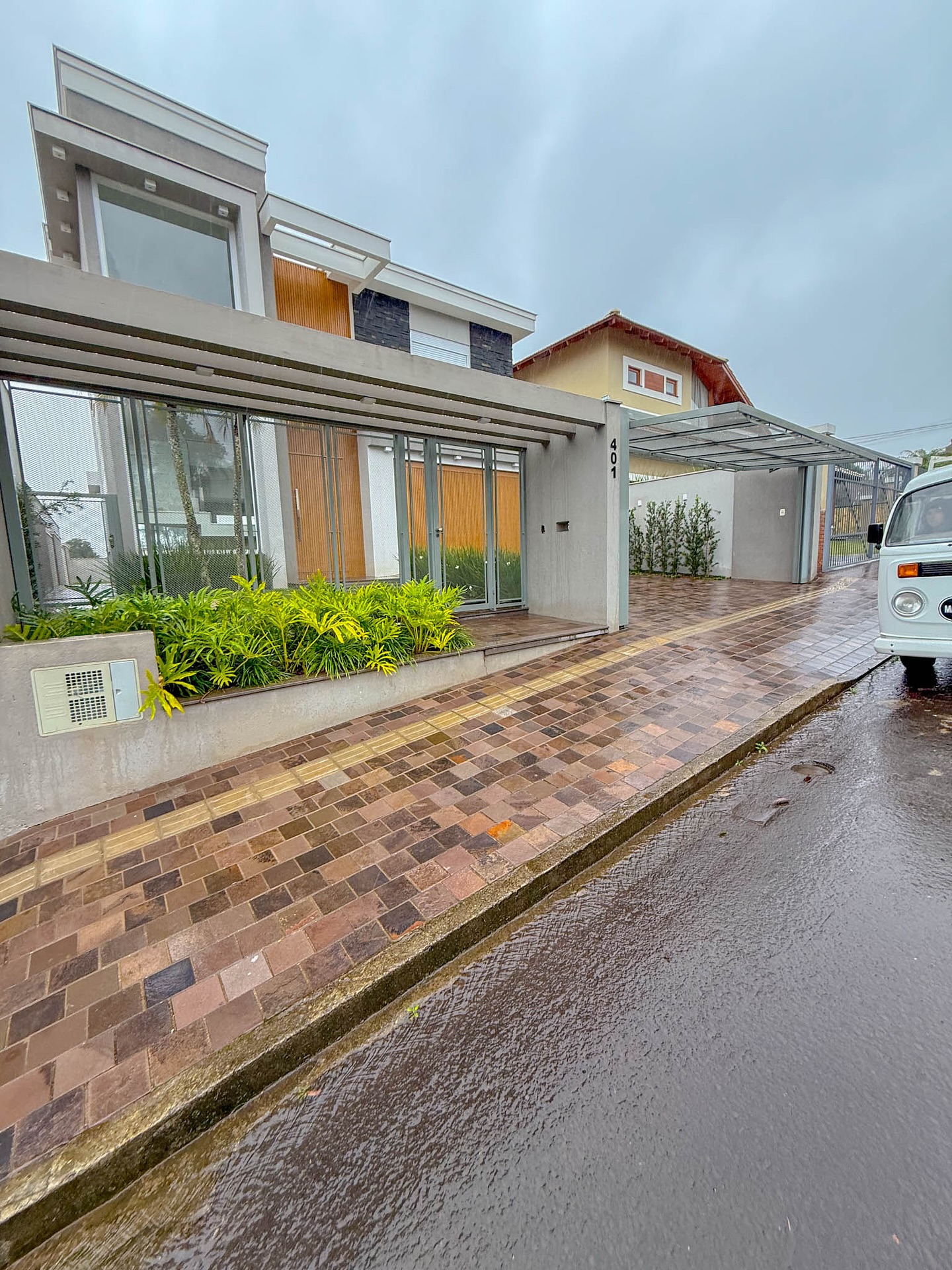 Fachada residencial moderna com paisagismo