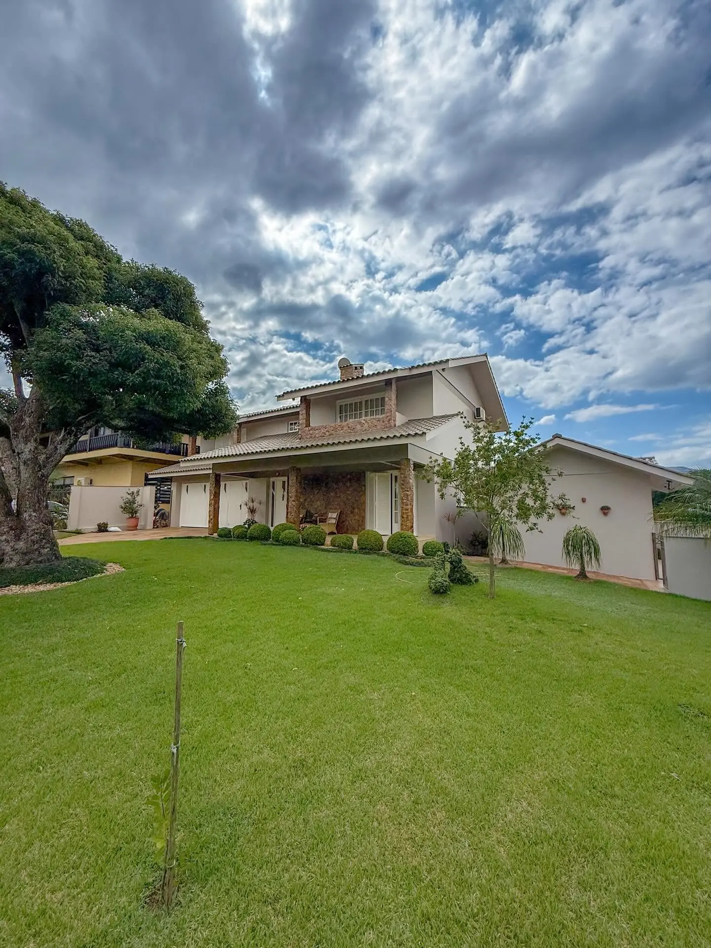 Residência com fachada renovada e jardim